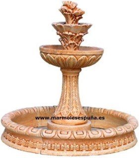 Fuente del Rocío con estanque en piedra artificial.