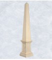 Obelisco en mármol reconstituido.