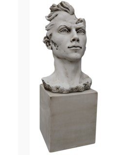 Liam con pedestal en piedra