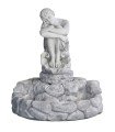 Fuente mujer sentada en piedra