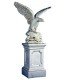 Águila grande con pedestal en piedra