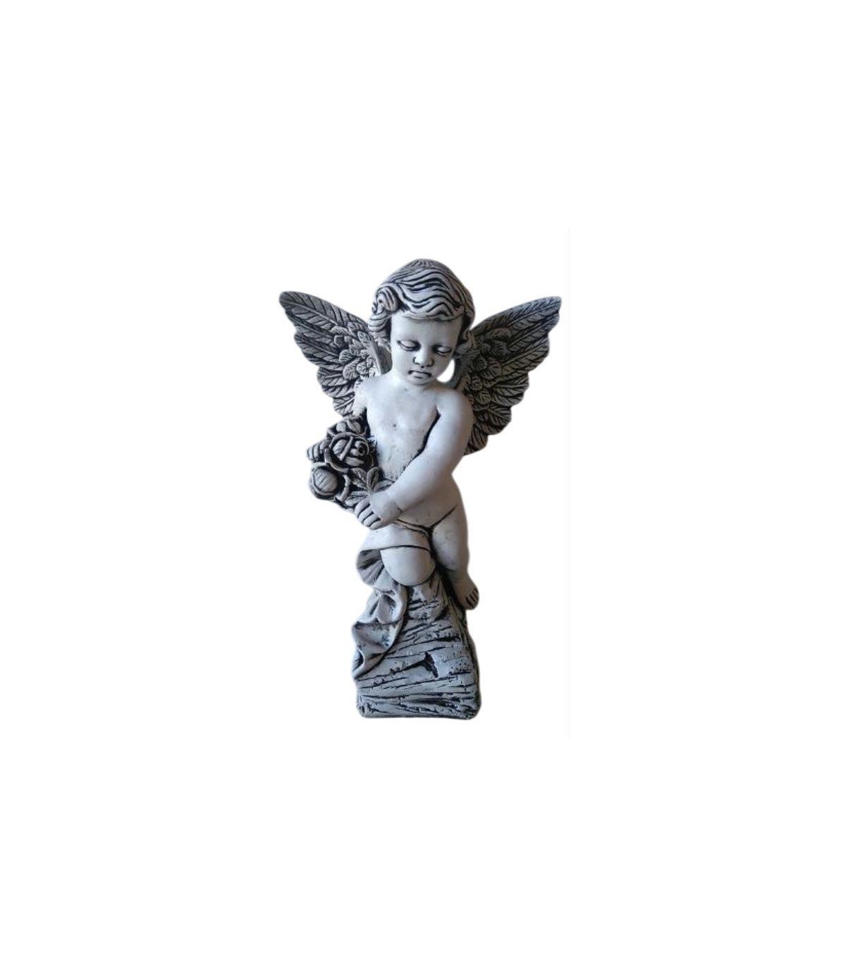 Ángel con alas en piedra